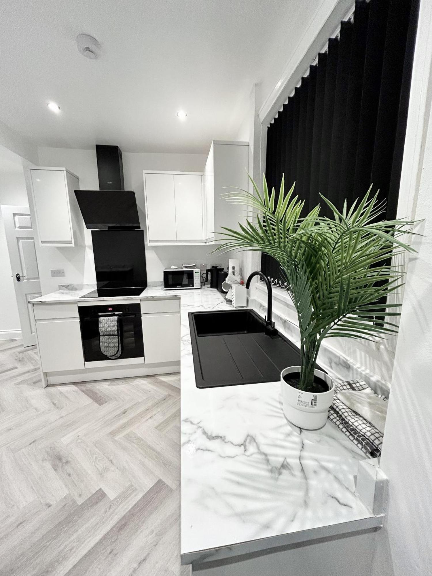 Lymer House - Stylish 3 Bedroom House In Wolverhampton Exteriör bild