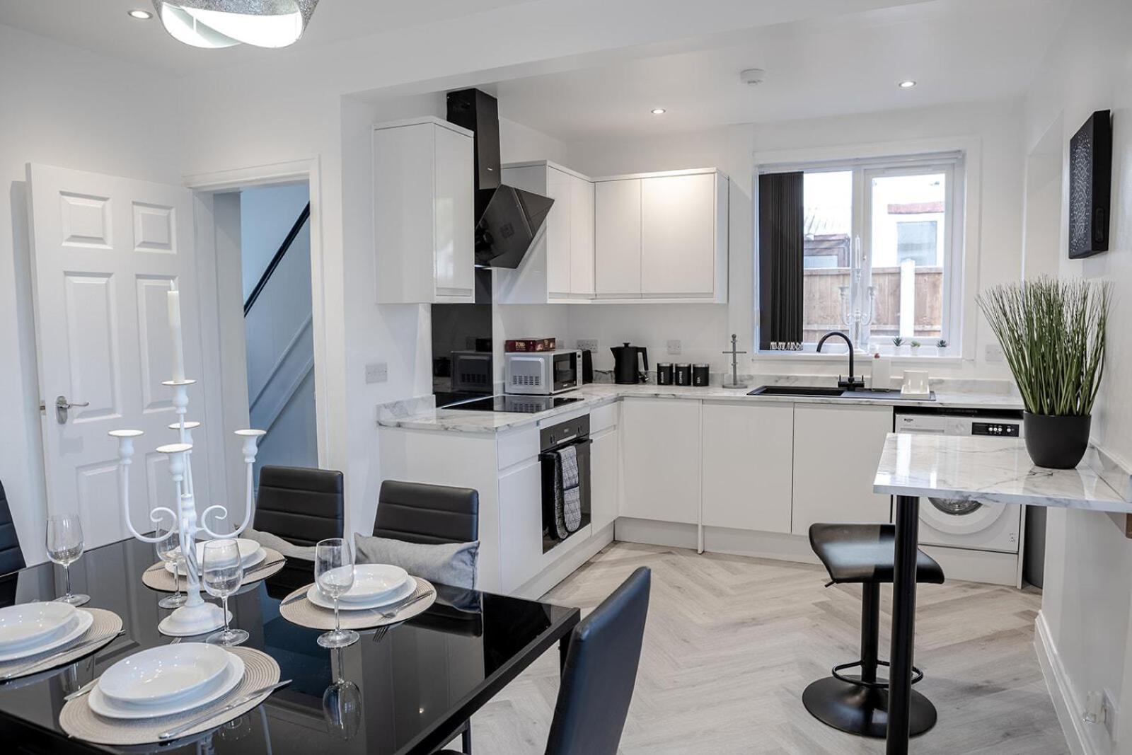 Lymer House - Stylish 3 Bedroom House In Wolverhampton Exteriör bild