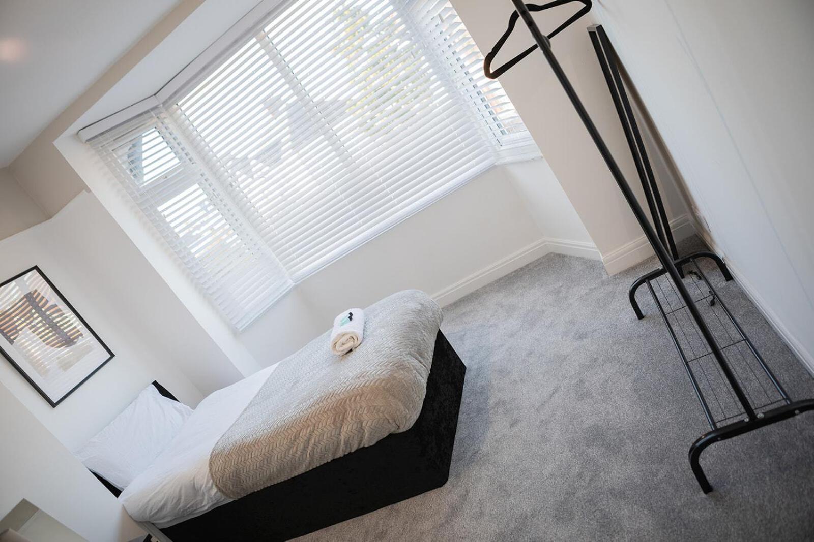 Lymer House - Stylish 3 Bedroom House In Wolverhampton Exteriör bild