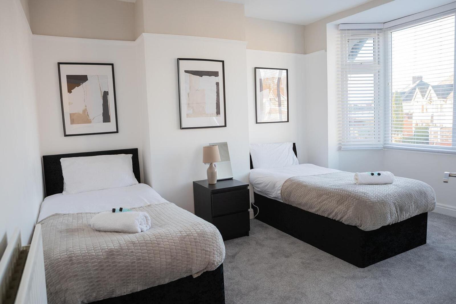 Lymer House - Stylish 3 Bedroom House In Wolverhampton Exteriör bild