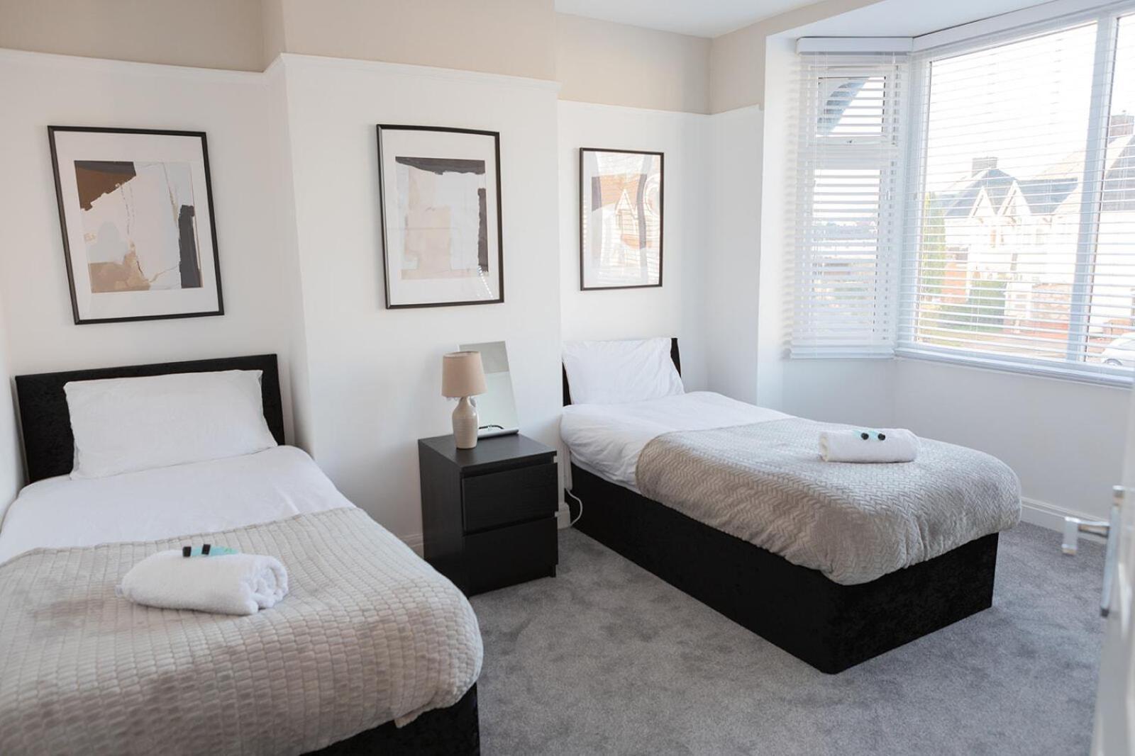 Lymer House - Stylish 3 Bedroom House In Wolverhampton Exteriör bild